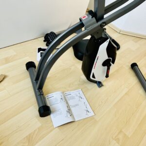 Die Anleitung ist auf Deutsch und sehr einfach (30 Minuten Aufbauzeit)