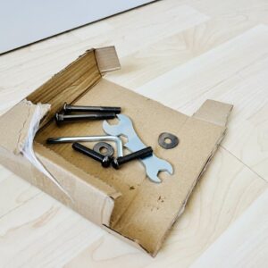 Werkzeug und Schrauben etc. werden mitgeliefert